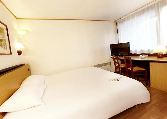 Kyriad Chantilly Sud - Luzarches Hotel